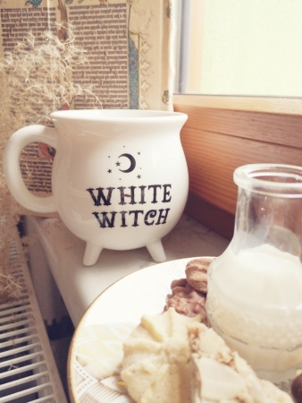 Keramiktasse "white witch"